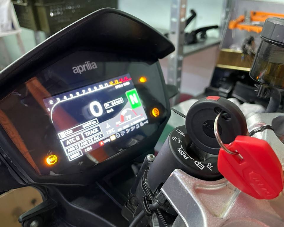 Aprilia RSV4 Factory dash