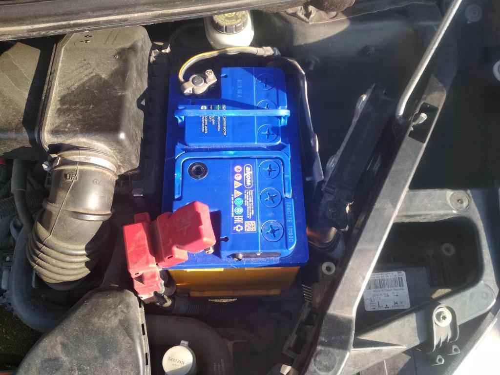 Расположение ЭБУ двигателем Mitsubishi Colt