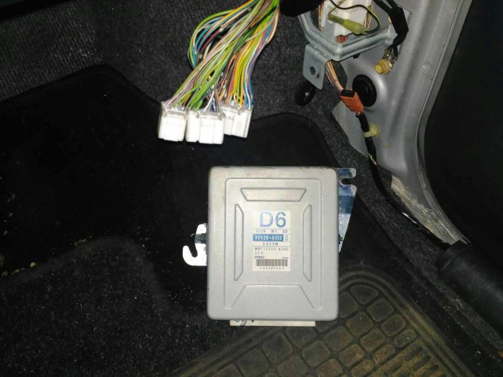 Расположение ЭБУ двигателем Suzuki Wagon R Denso D6